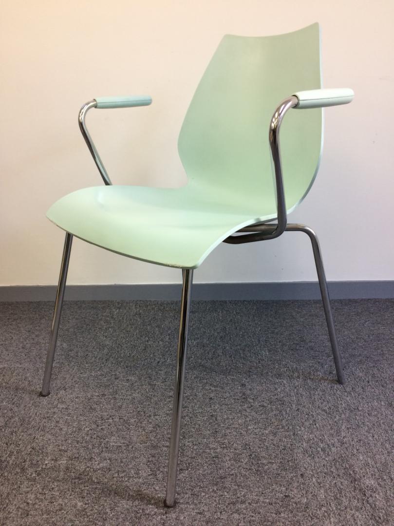 【可愛らしいスタッキングチェア】カルテル　マウイチェア【倉庫内在庫】【210704】【RP】
                        MAUI
                                    中古
            