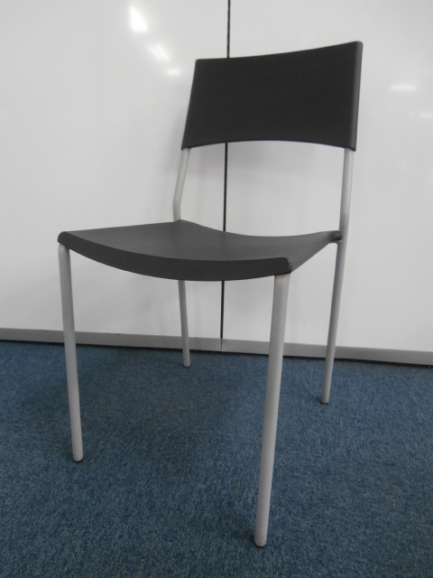 【４脚限定入荷！！】ブラックのスタッキングチェアの入荷です！！！
                        -
                                    中古
            