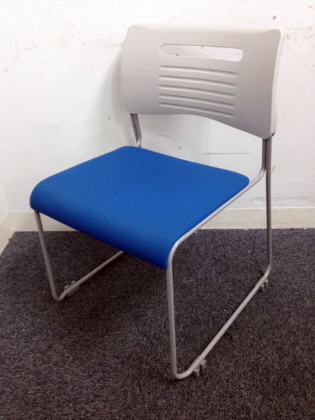 【状態良好！】爽やかなブルーが特徴のスタッキングチェア8脚入荷！【スタッキング】【中古】
                        その他シリーズ
                                    中古
            