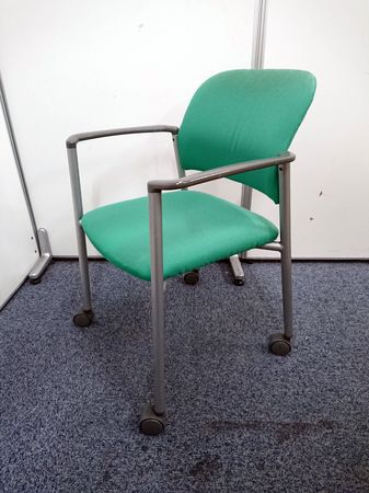 【キャスター付きで移動がラクラク】コクヨ製ミーティングチェア【肘付き】
                        １００シリーズ
                                    中古
            