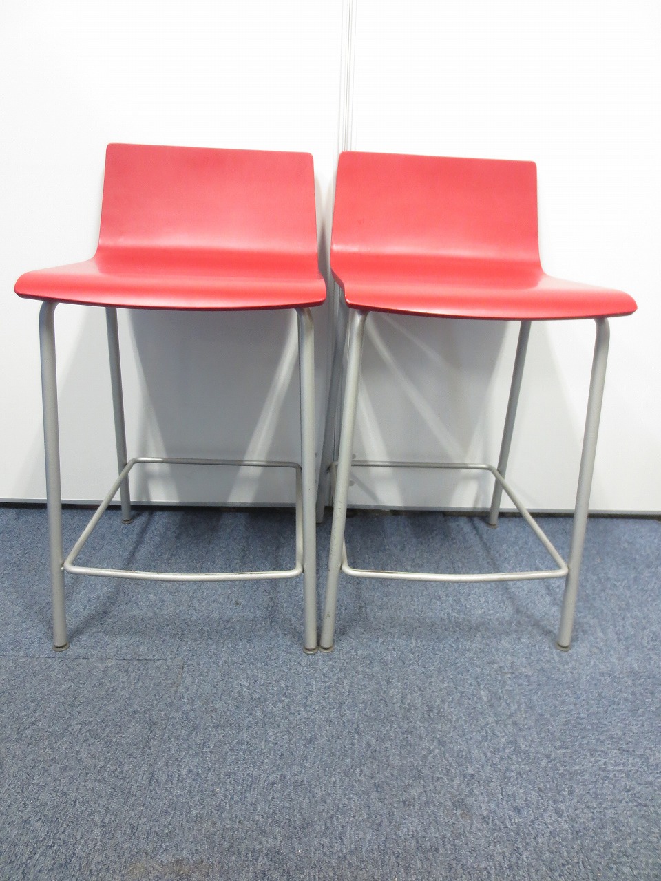 オカムラ製ミーティングチェア2脚セット！　軽薄なレッドカラーでオフィスにいつもと違う雰囲気を与えます！
                        その他シリーズ
                                    中古
            