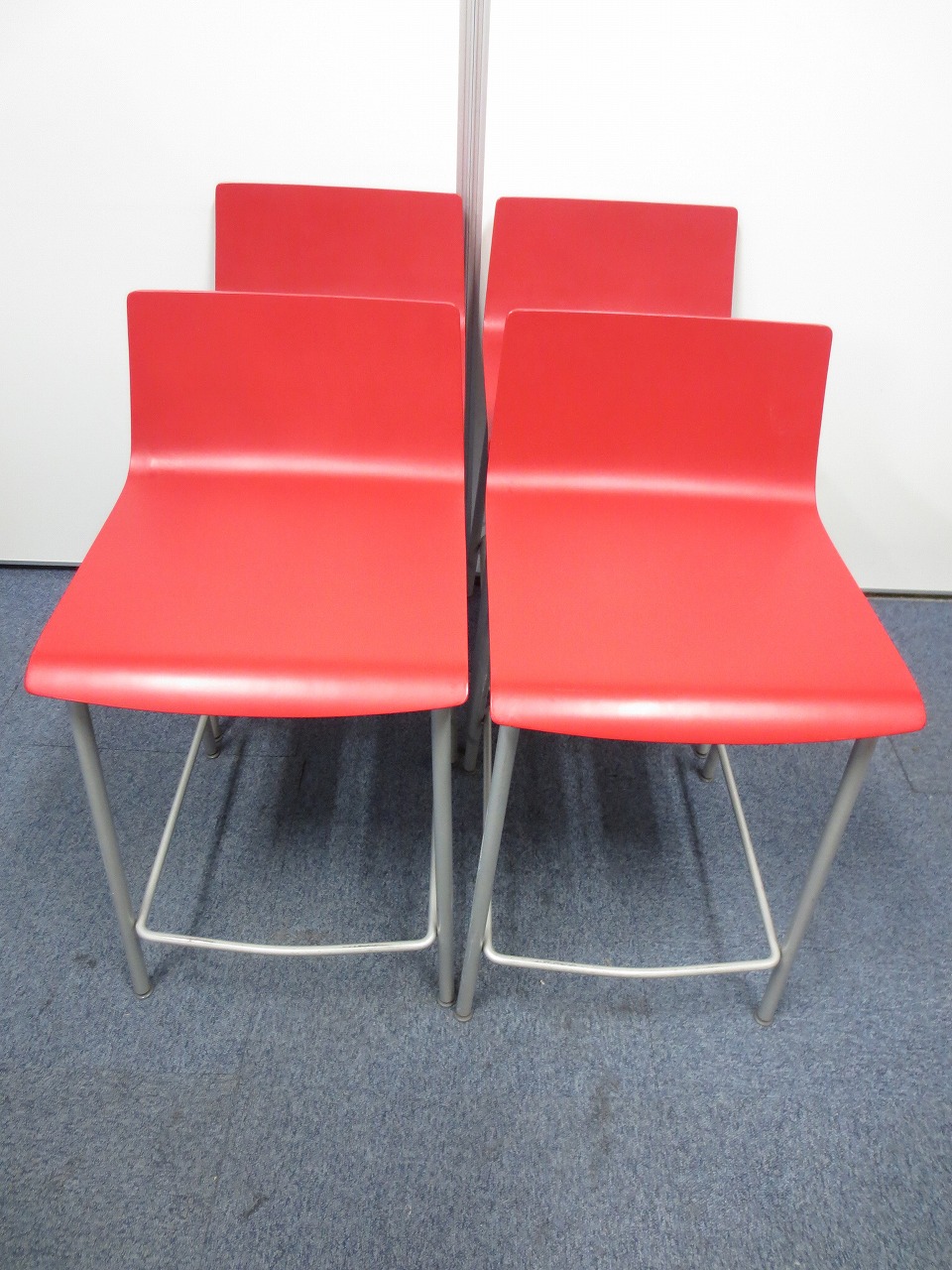 オカムラ製ミーティングチェア４脚セット！　軽薄なレッドカラーでオフィスにいつもと違う雰囲気を与えます！
                        その他シリーズ
                                    中古
            