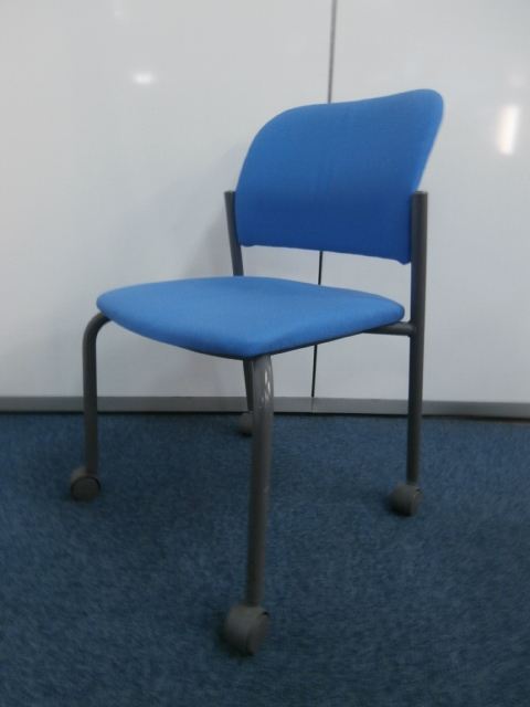 【５０脚限定入荷！！】キャスター付きスタッキングチェア！！
                        １００シリーズ
                                    中古
            