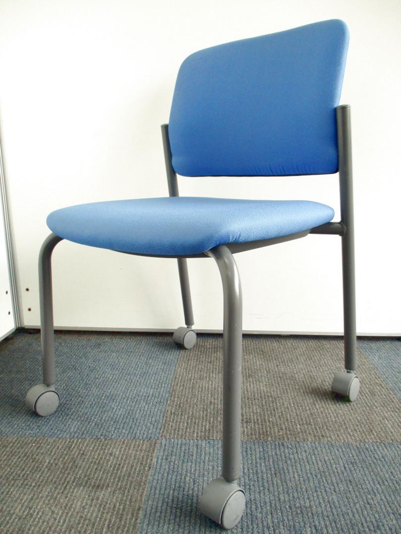 【大量20脚入荷！】コクヨのスタッキングチェア！【便利なキャスター付！】
                        １００シリーズ
                                    中古
            