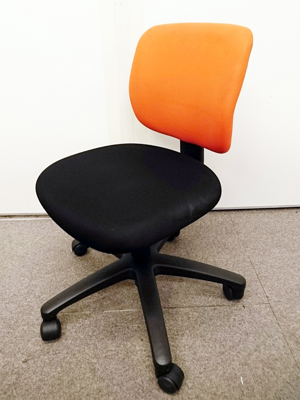 ■倉庫在庫品■【低価格チェア】コクヨ製の背面オレンジチェア[206267]

                        イーザ
                                    中古
            