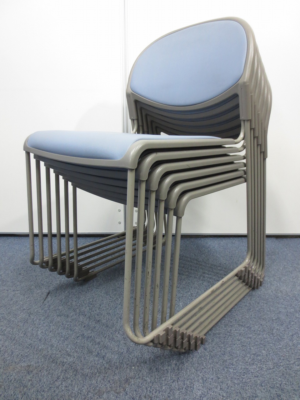 国内メーカーウチダ製スタッキングチェア８脚セット！セット購入で１０％オフ！
                        その他シリーズ
                                    中古
            