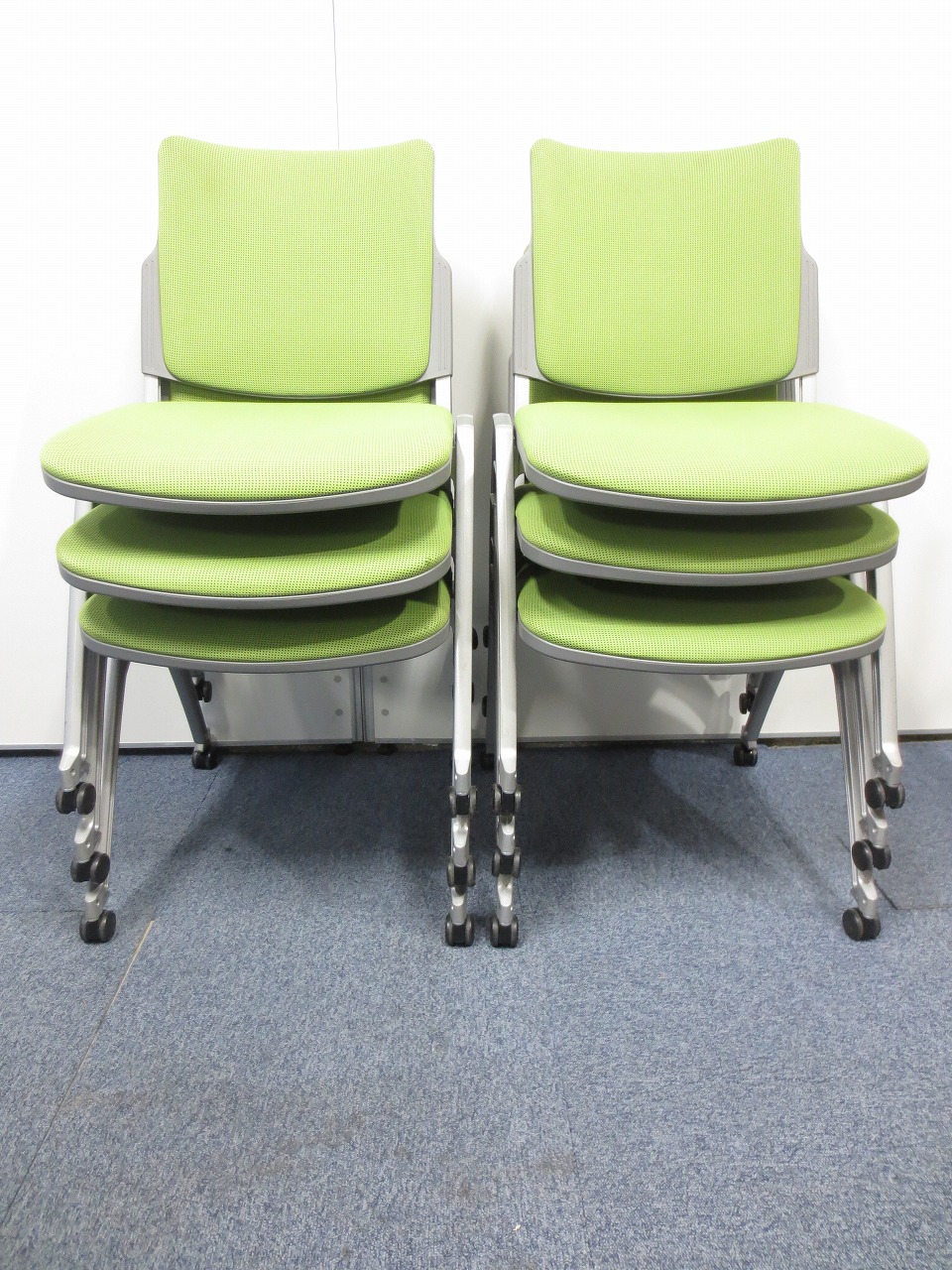 ウチダ製スタッキングチェア６脚セット！明るいグリーンカラーでオフィスに新しい雰囲気を！
                        その他シリーズ
                                    中古
            