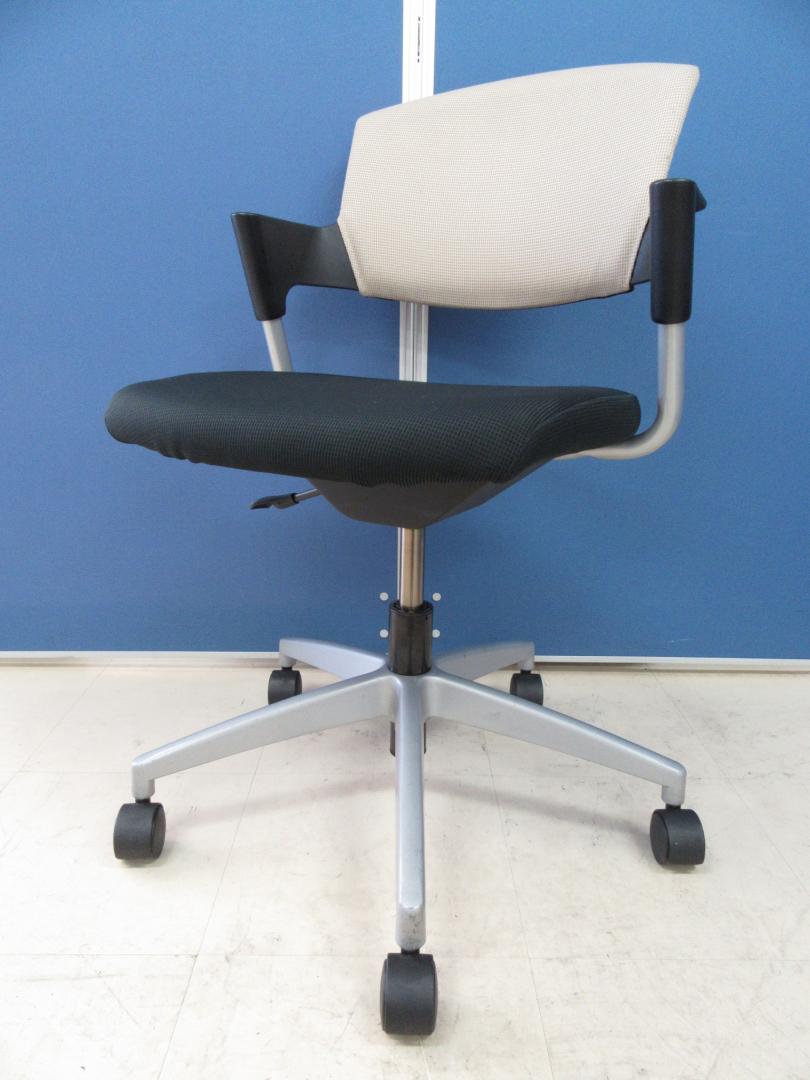 残り2脚の為お安く！[やさしいソフトベージュ色に惚れ惚れ!!]コクヨ(KOKUYO) プロッティチェア(Protty)■上下昇降機能も付いたミーティングチェア!!ちょっとした肘掛けが人気です!![導入企業様多数!!]
                        プロッティ
                                    中古
            