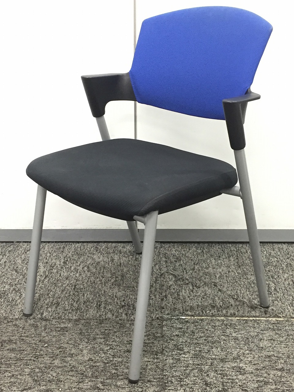 まだまだ使えるスタッキングチェア！！キャスターが無い分安定感が増す！！
                        プロッティ
                                    中古
            