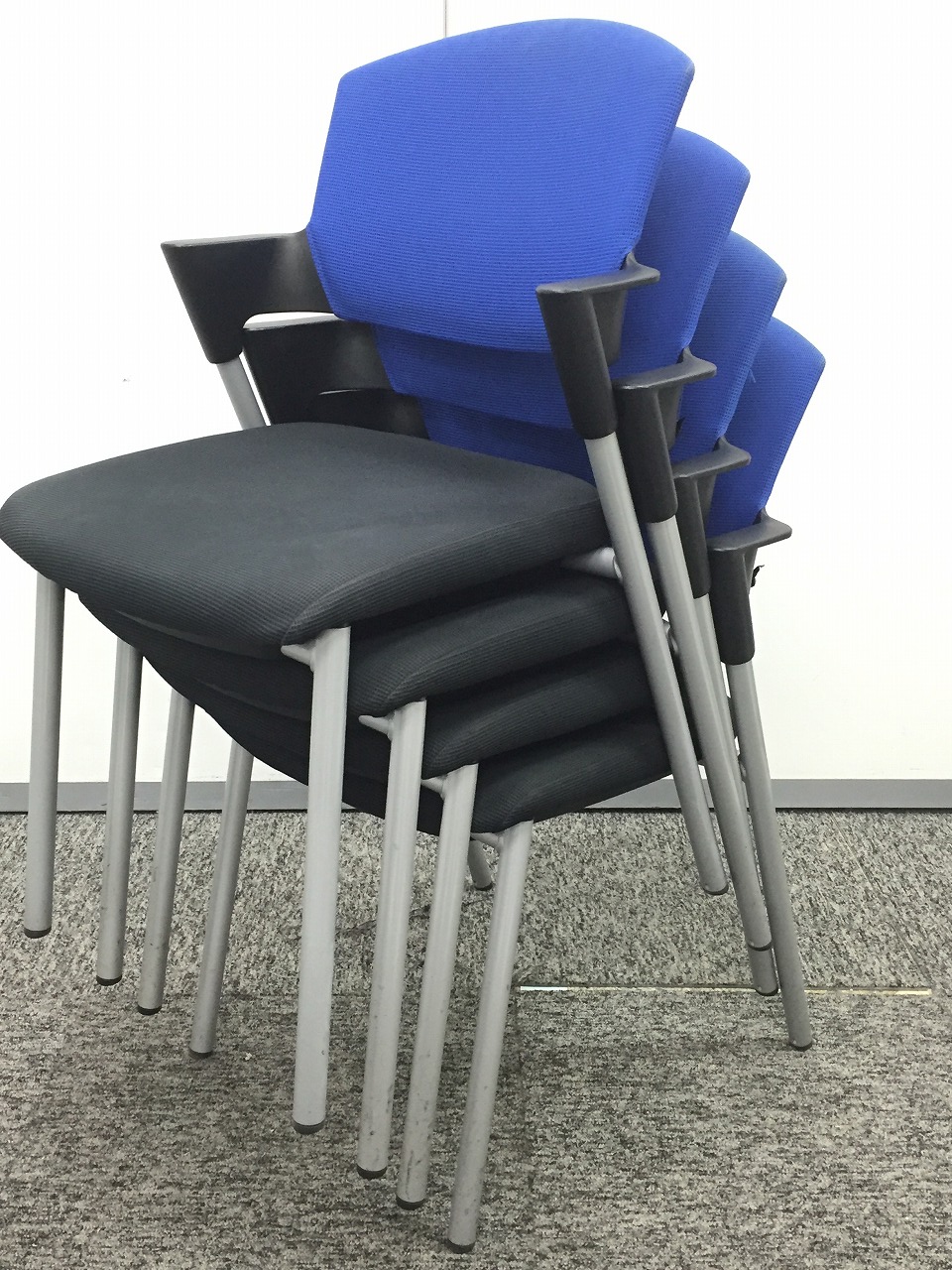 スタッキングタイプの【プロッティ】を４脚セット販売！！
                        プロッティ
                                    中古
            