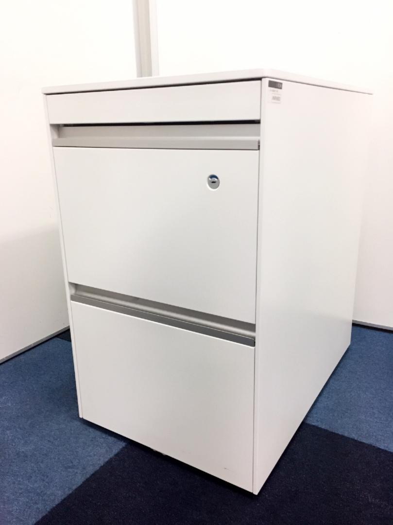 【フリーアドレスデスクと相性抜群！】■使いやすい！ユニバーサルデザインの取っ手でオシャレな3段ワゴン■イトーキ製インクルードシリーズ　ホワイトカラー
                        インクルード
                                    中古
            