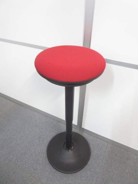 【半立位姿勢で短時間のPC作業やミーティングに最適】■オカムラ　ピルエットチェア　レッド ■疲れにくいスイング脚タイプのハイチェア
                        その他シリーズ
                                    中古
            