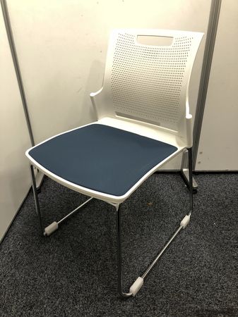 【8脚入荷】オカムラ製　スタッキングチェア　スカラールフト（SCHOLAR LUFT）2015年製｜定価：17,200円
                        スカラールフト
                                    中古
            