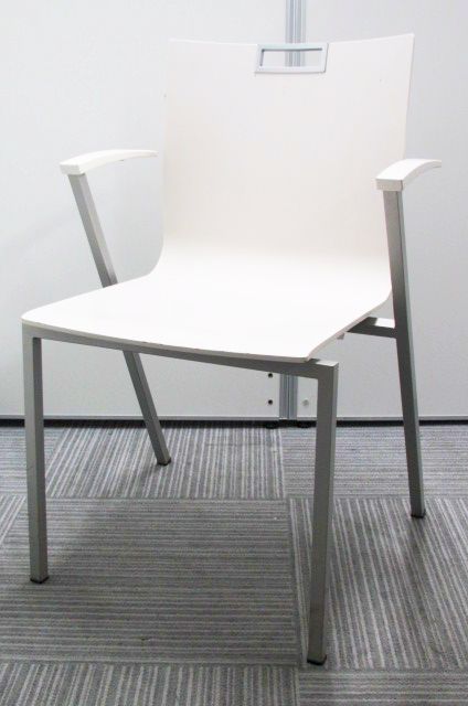 [倉庫在庫]【8脚入荷‼】ウィスナーハーガー製 パブリーノ スタッキングチェア 肘付き■低価格でデザイン性のあるチェア‼
                        パブリーノ
                                    中古
            