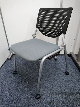 【会議用チェア】オカムラ製　プロスタック　背面：樹脂、座面：布（グレー）｜定価：35,500円
                        プロスタック
                                    中古
            