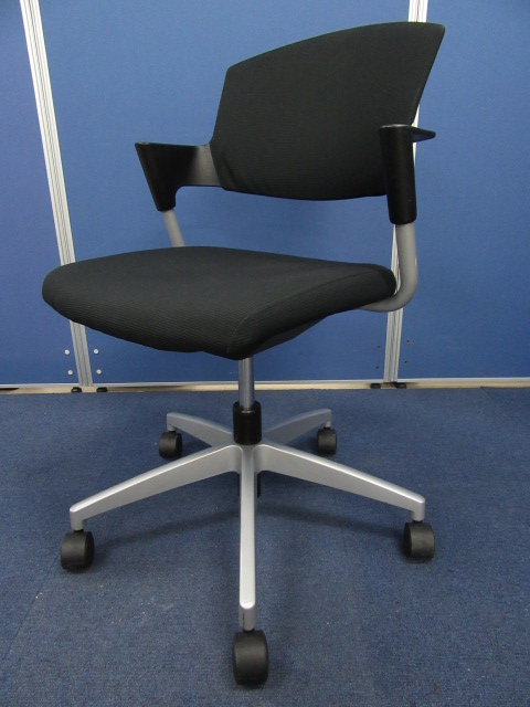 [6脚入荷]肘掛けが人気の理由！コクヨ(KOKUYO) プロッティチェア(Protty)■上下昇降機能も付いたミーティングチェア!![シックなブラック色!!]
                        プロッティ
                                    中古
            