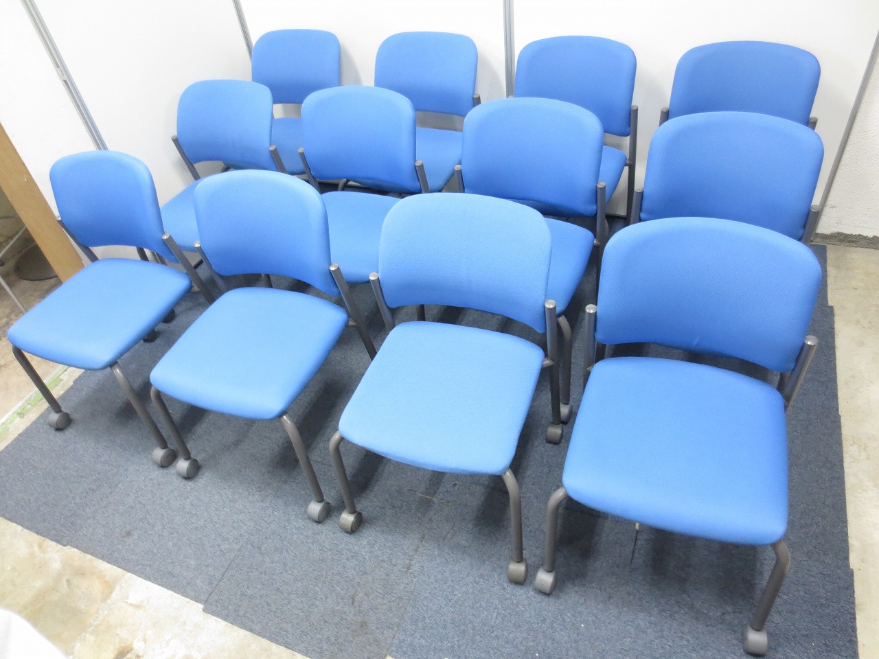 キャスター付きで移動が快適！コクヨ製スタッキングチェア１２脚セット！
                        その他シリーズ
                                    中古
            