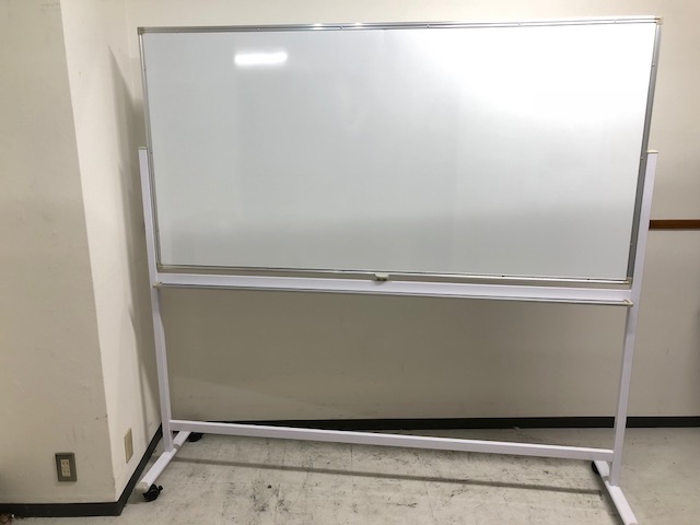 お勤め品｜脚付きホワイトボード両面タイプ｜幅1800mm｜凹み有の為
                        -
                                    中古
            