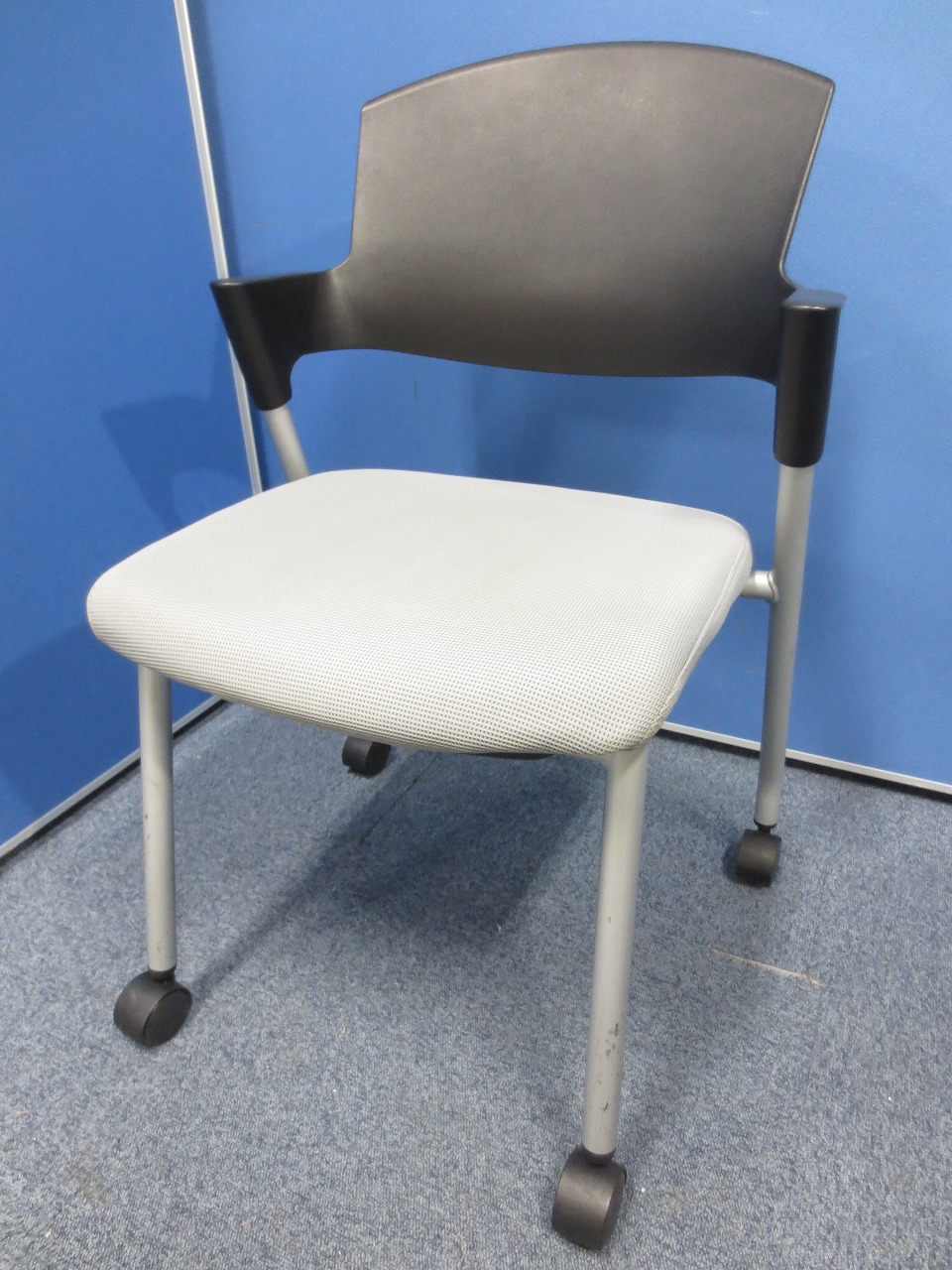 【倉庫在庫品】【重ねてスペース取らず！】コクヨ製/プロッティ/スタッキングチェア/グレー【横浜店在庫】
                        プロッティ
                                    中古
            