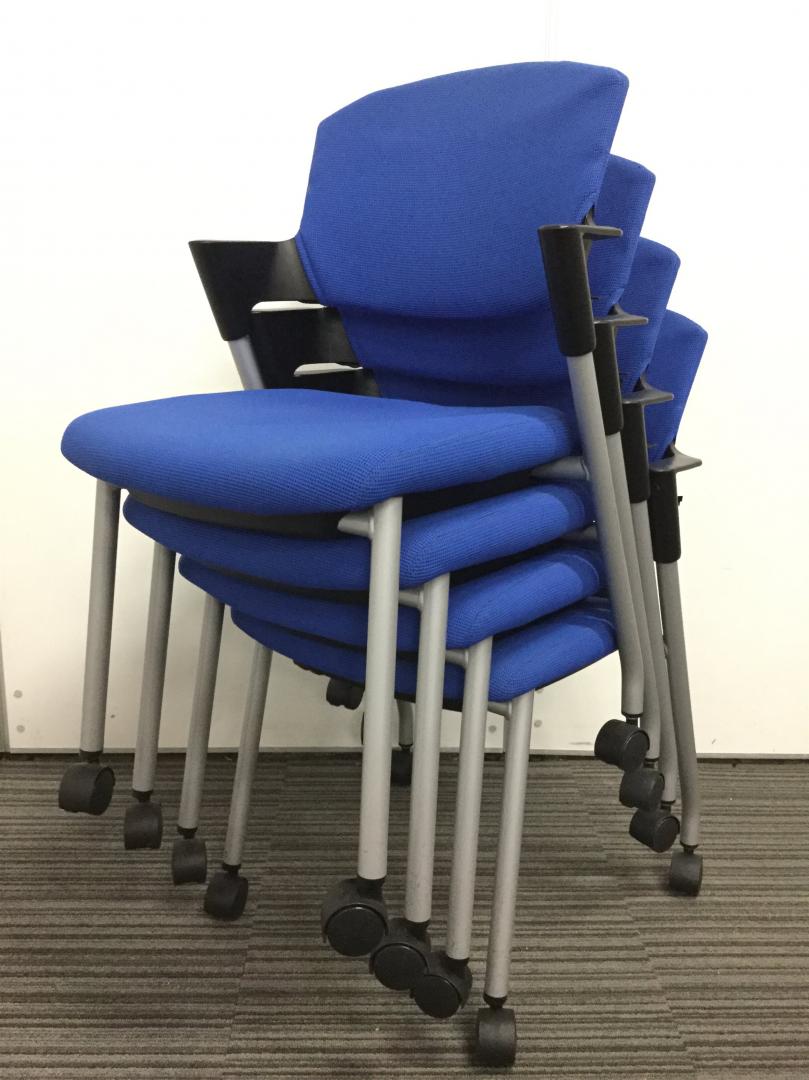 【4脚セット】人気のスタッキングチェア｜キャスターつきで移動もらくらくです！
                        プロッティ
                                    中古
            