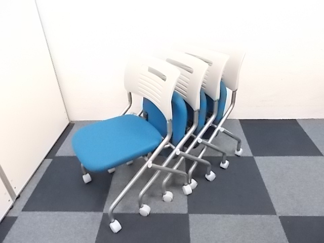 【4脚セット商品】平行に重ねて収納出来るので、スぺ－ス削減に貢献出来ますよ！！カラーも人気のブルー×ホワイトなので、どんなシーンにもピッタリです！　【新古品なので状態良好です！】【16脚限定】
                        その他シリーズ
                                    新古品
            