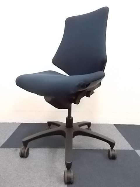 【フィット＆フリー】スタイリッシュなデザインに柔らかな座り心地の1脚！！ネイビーブルー色でどんなオフィスにもマッチしますよ！【イトーキ製】
                        エフ
                                    中古
            