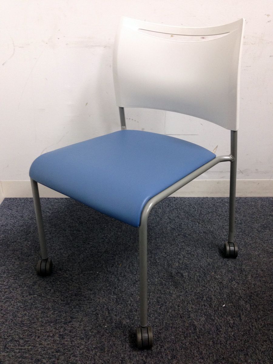 【ビニール地】大量ロット入荷！！　スタッキング・キャスタータイプ　座面はビニール素材でお手入れも楽々！！
                        LTS-4N
                                    中古
            