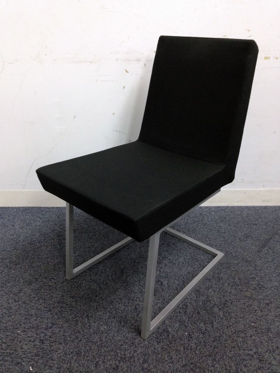 【相合家具｜デザイン性の高い椅子が4脚入荷】ブラック|シルバーフレームのモダンな印象
                        相合家具製作所　SOGOKAGU
                                    中古
            