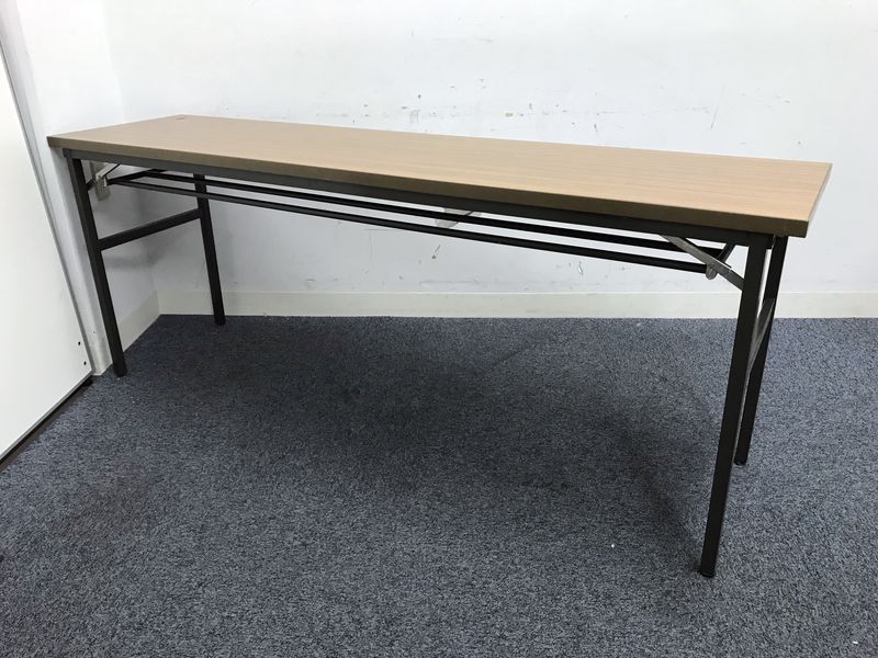 【今でも公民館などに人気があります！趣のある木目のデザイン！】折り畳み式テーブルが特徴！
                        不明
                                    中古
            