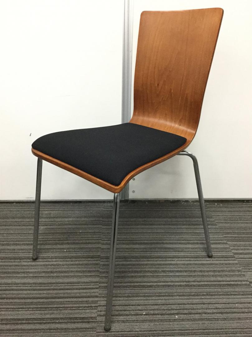 【1脚限定】背もたれ木製のおしゃれなスタッキングチェア　休憩スペースなどに最適です！
                        その他シリーズ
                                    中古
            