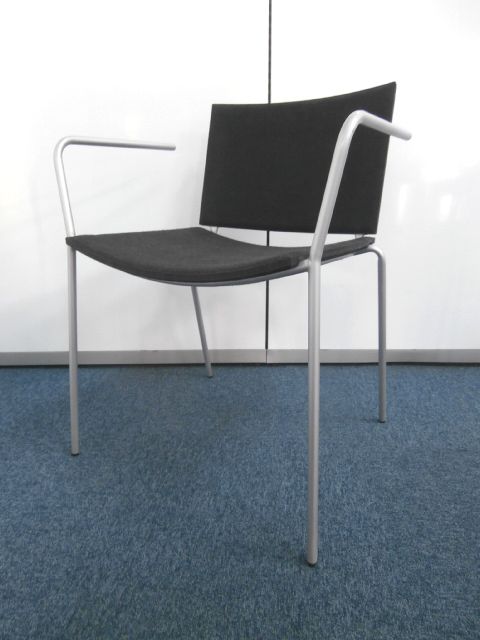 【グレーのオシャレな肘付スタッキングチェア！！】■４脚限定　■おつとめ品
                        -
                                    中古
            