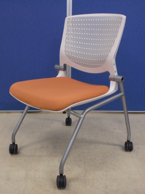 [おつとめ価格!!]岡村製作所(okamura) グラータチェア(Grata) オレンジ×ホワイトシェル■デザイン性・座り心地が良く大人気のミーティングチェアです!!シート面に伝線が見られます為、お安くなっております!![ネスタブル]
                        グラータ
                                    中古
            