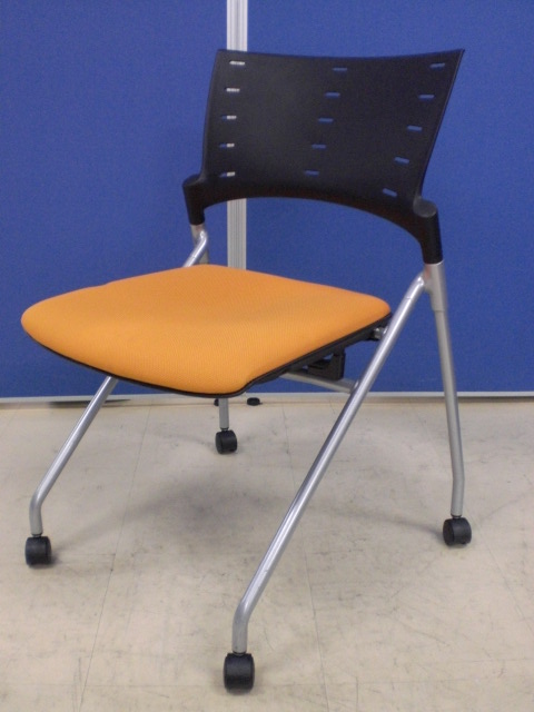 [2脚のためお買い求め安く!!]イトーキ(ITOKI) マノスチェア オレンジ■会議室や学習塾・研修等におすすめなネスティングチェア!!軽量でも取扱いやすく人気です!![ネスタブル] 
                        マノス
                                    中古
            