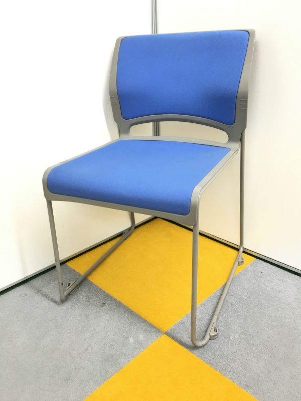 4脚セットでの販売！定番のブルーのスタッキングチェア
                        その他シリーズ
                                    中古
            