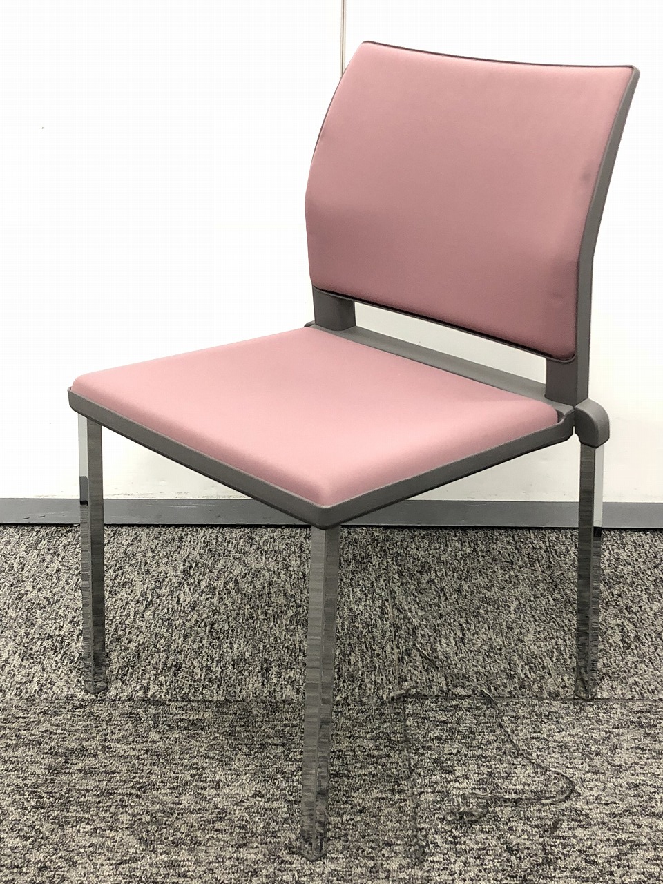 脚のスチールが際立ちます！！【スタッキングチェア！】
                        その他シリーズ
                                    中古
            