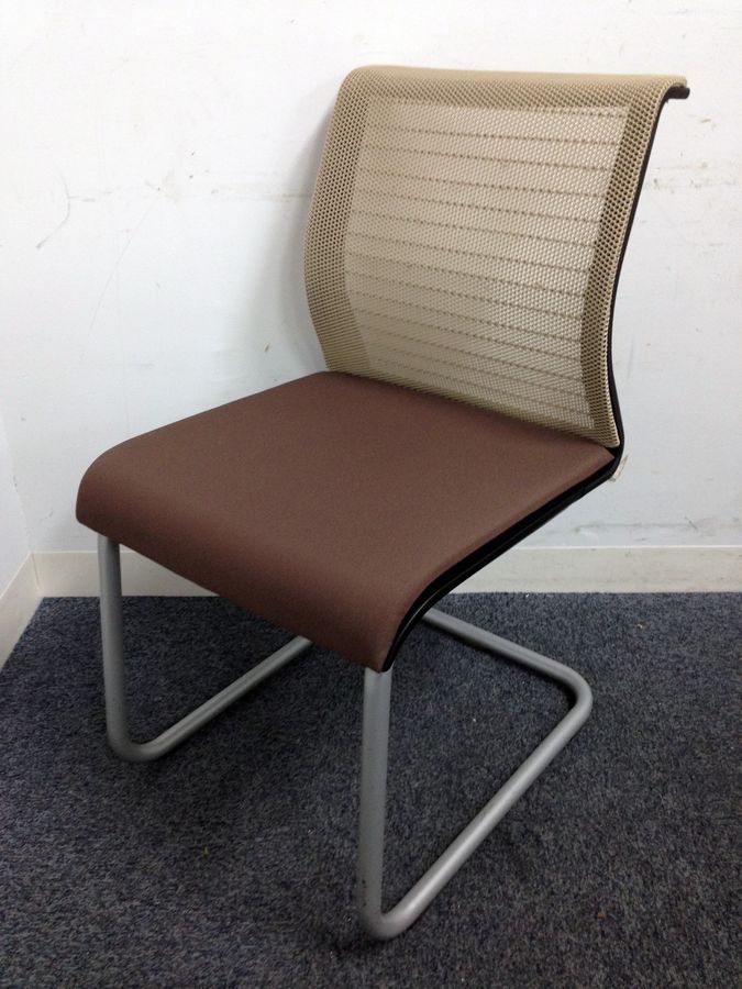 【海外トップブランド】【オシャレなゲストチェア】2脚在庫あり！カンティレバータイプ
                        シンクチェア
                                    中古
            