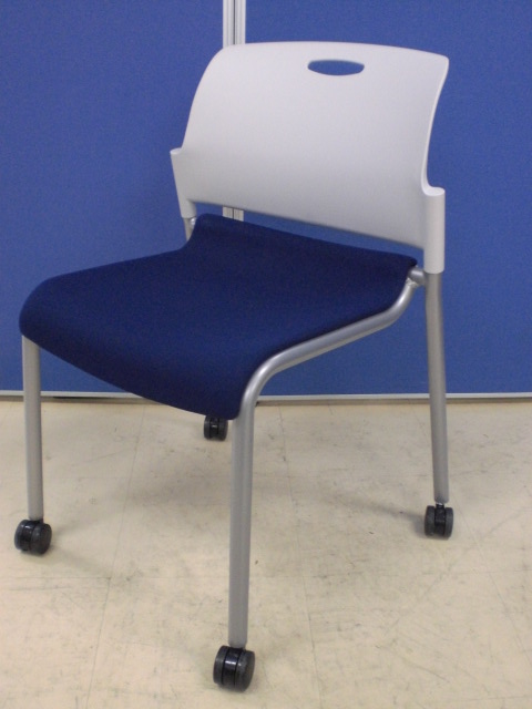 [限定1脚、美品!!]内田製スタッキングチェア!キャスター付で状態良好!!
                        その他シリーズ
                                    中古
            