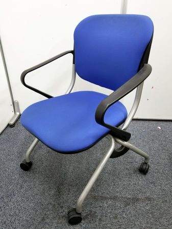 【人気のデザイン】オカムラ製　会議用チェア（座面跳ね上げ式）｜定価：47,300円
                        トーションライン
                                    中古
            