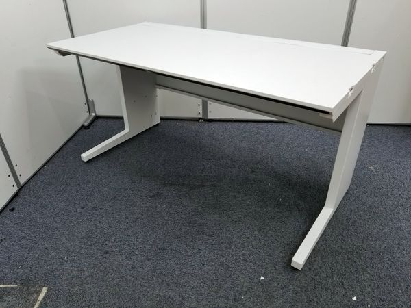 人気のホワイト色　天板下に引き出しが為フリアド用のワゴンも対応！！
                        アイエス
                                    中古
            