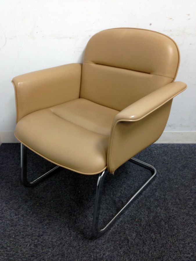 【お値打ち商品｜ずっしりとくつろげるイス】年配の方に人気のベージュ色
                        ホウトク　JOIFA417
                                    中古
            