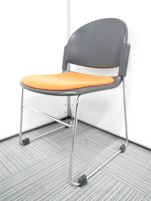 ミーティングチェア　スタッキングタイプ　座面:オレンジ　場所取らず収納できます。 
                        その他シリーズ
                                    中古
            