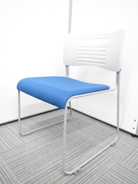 ミーティングチェア　スタッキングタイプ　座面:ブルー　場所取らず収納できます。
                        その他シリーズ
                                    新古品
            