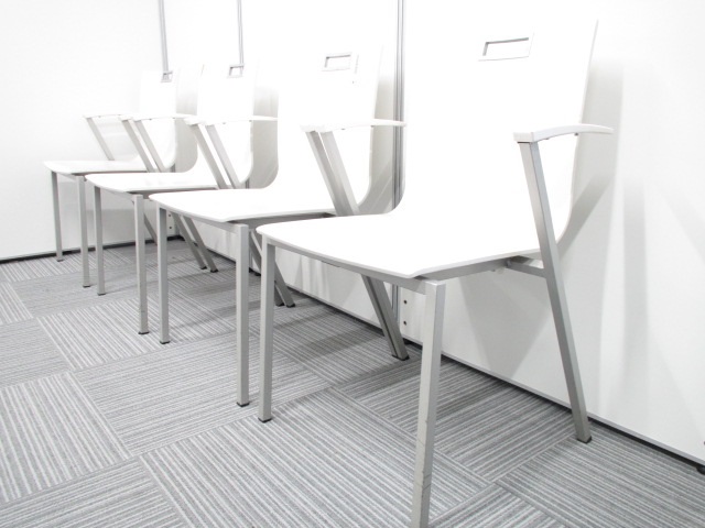 【4脚セット】ミーティングチェア　スタッキングタイプ　ホワイト(木製)ー　場所取らず収納できます。 ※一部欠けあり商品有り。
                        その他シリーズ
                                    中古
            