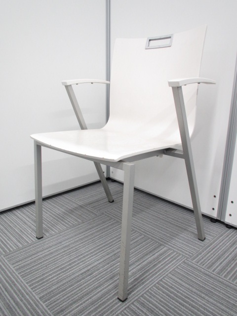 ミーティングチェア　スタッキングタイプ　ホワイト(木製)ー　場所取らず収納できます。 ※一部欠けあり商品有り。
                        その他シリーズ
                                    中古
            