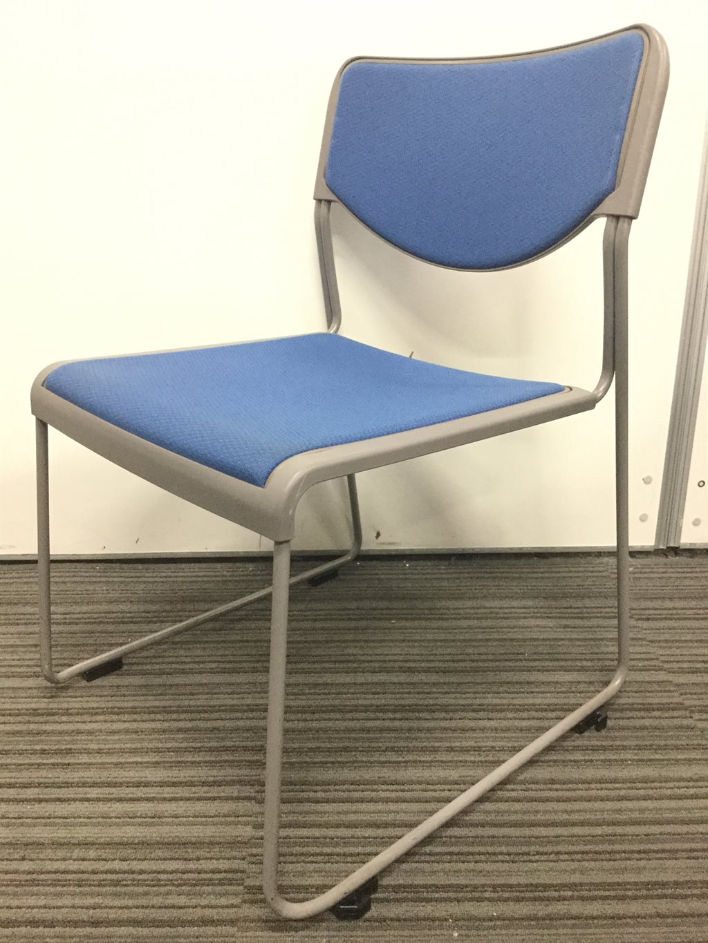 【4脚入荷】ブルーのシンプルなスタッキングチェア　国内メーカーイトーキ製
                        その他シリーズ
                                    中古
            