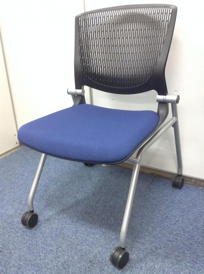 【折り畳み収納可能】オカムラ製ネスティングチェア3脚入荷
                        グラータ
                                    中古
            