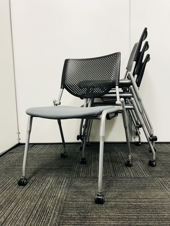 【セットだと10%OFFにて購入できます！】人気のグレーカラーの積み重ね可能なチェア×4脚セット
                        プロスタック
                                    中古
            