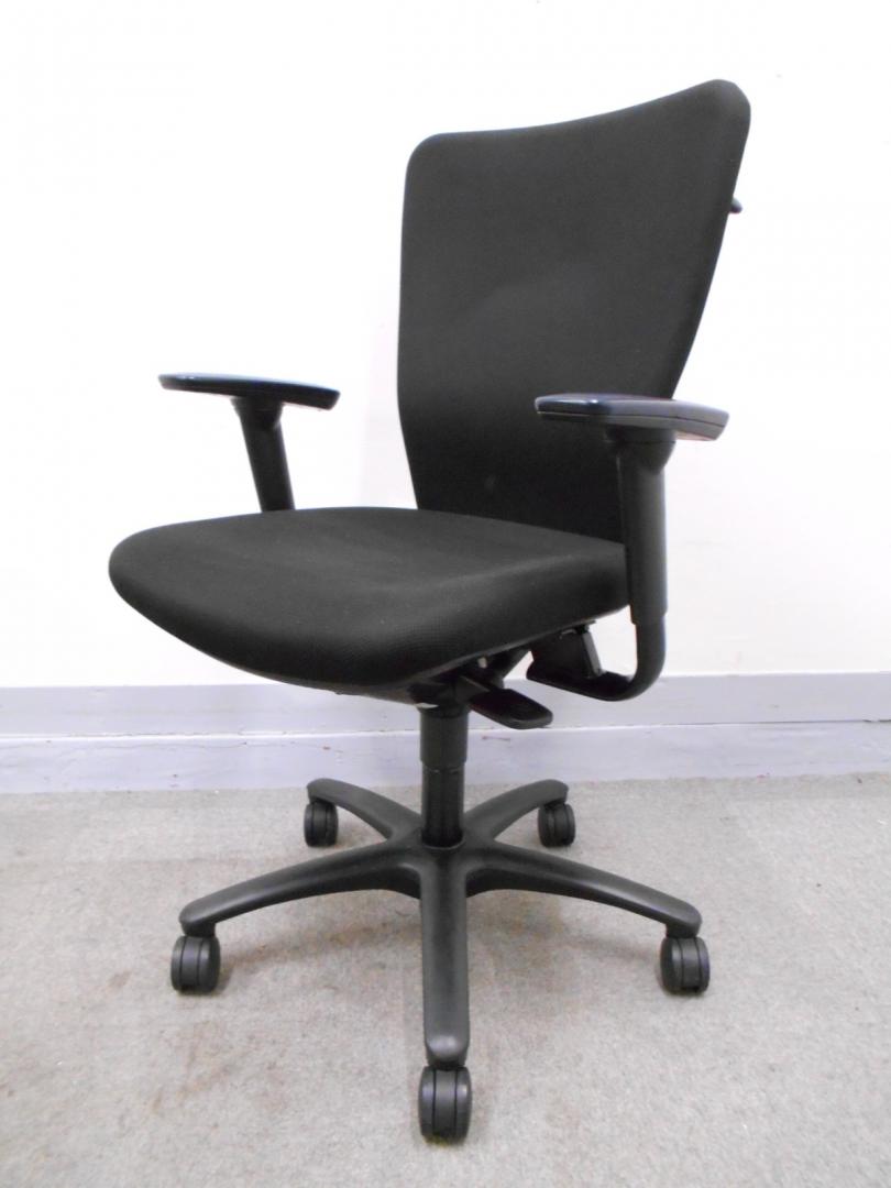 【KS】[状態良好]オフィスチェア　事務椅子　岡村製作所　カロッツァチェア　稼働肘　ハンガー付き
                        カロッツア
                                    中古
            