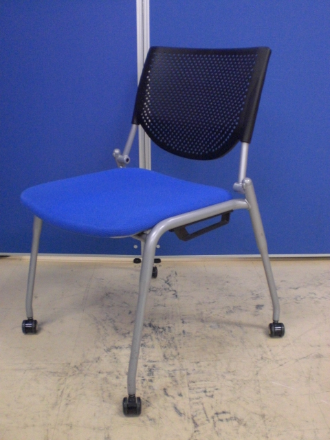 [人気シリーズが再入荷!!]岡村製作所(okamura) スタッキングチェア プロスタックシリーズ■垂直方向にスタック可能!!一番人気のブルー色です!!状態良好!!
                        プロスタック
                                    中古
            