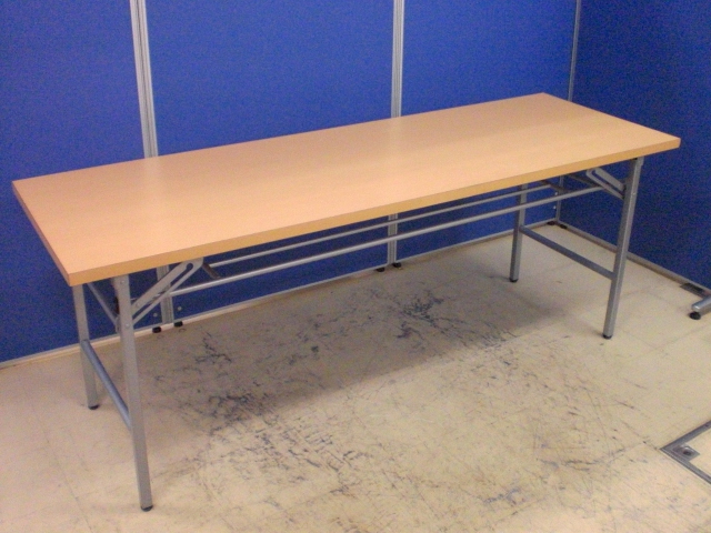 [あると便利です!!]折りたたみテーブル 幅1800mm/奥行600mm ナチュラル天板■使用しない時は折りたたんで収納可能です!!　キズ有りのため破格の御値段でご案内!!

                        不明
                                    中古
            